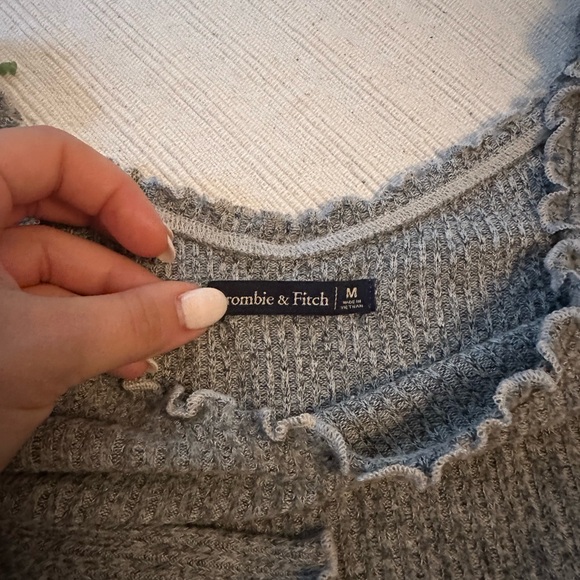 grey Abercrombie & Fitch ruffle hem off the shoulder top - Picture 3 of 4